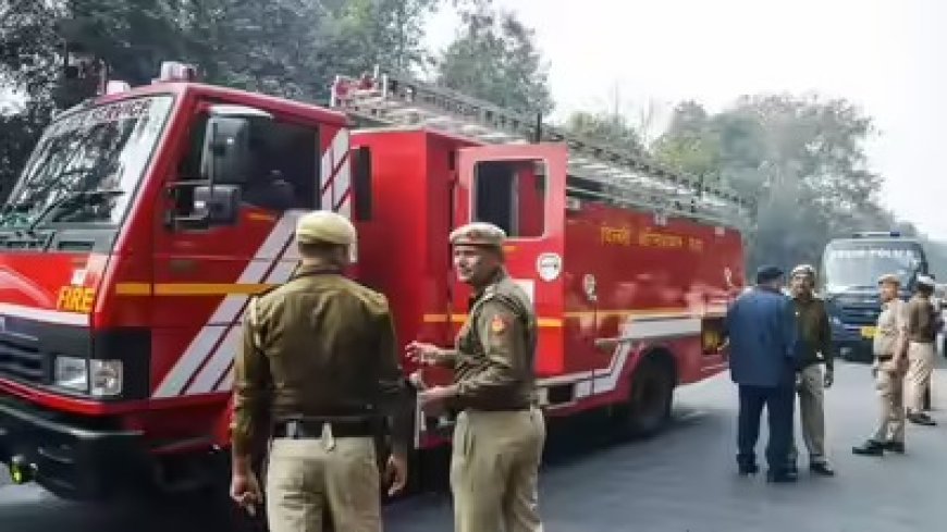 दिल्ली के व्यस्त ITO इलाके में स्थित स्कूल ऑफ प्लानिंग एंड आर्किटेक्चर की इमारत में भड़की भीषण आग, पूरे परिसर में मचा हड़कंप।