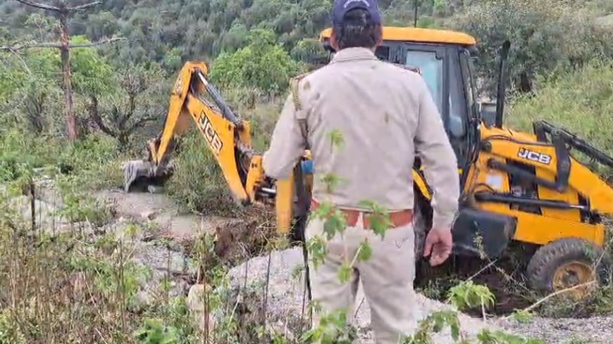 Mussoorie: मसूरी वन विभाग का बुलडोजर एक्शन, नोटिफाइड क्षेत्र में ध्वस्त हुई प्लॉटिंग, पालिका के प्लिंथ प्रमाणपत्रों पर भी सवाल।