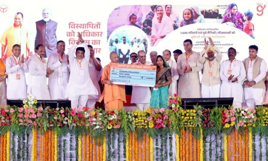 Bijnor : मुख्यमंत्री ने लाभार्थियों को बांटे मकान की चाबी, चेक और अधिकार पत्र; महिला कैफे का भी किया शुभारंभ