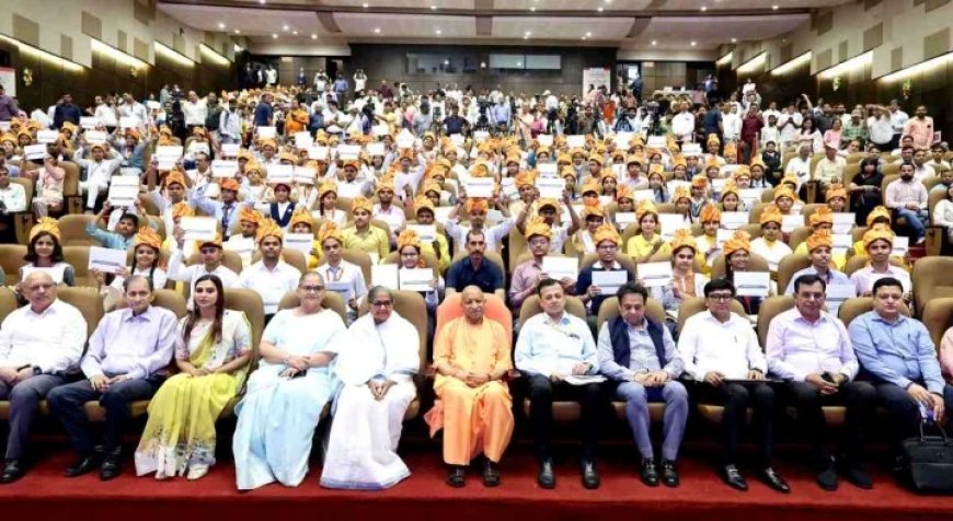 Lucknow : मेधावियों के सम्मान में तालियों से गूंजा सभागार, गर्व से दमके अभिभावकों के चेहरे