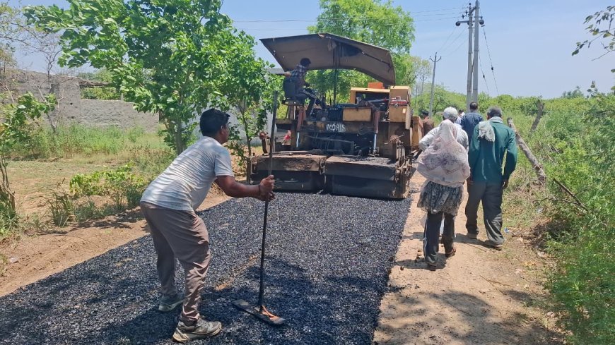 Hathras : सड़क निर्माण में धांधली के आरोप, अधूरी सड़क के कारण रोज हो रहे हादसे