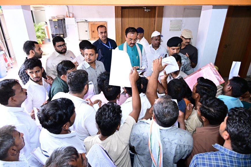 Lucknow : जनता की समस्याओं का समय पर और सही समाधान करना अधिकारियों की जिम्मेदारी, जनता दर्शन में उप मुख्यमंत्री ने सुनीं शिकायतें