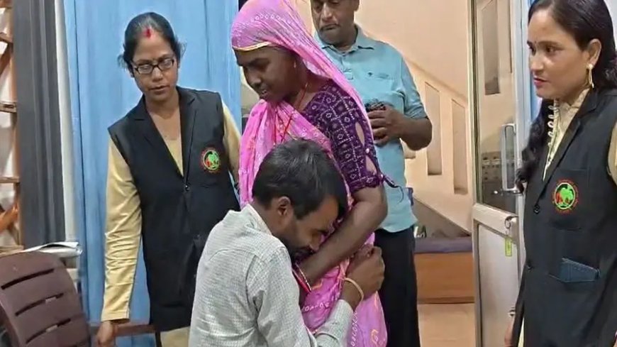जब 15 साल बाद मिली लापता मां... घुटनों के बल बैठकर रो पड़ा इकलौता बेटा, मां के सीने से लिपटकर फूट-फूटकर रोई बेटी।