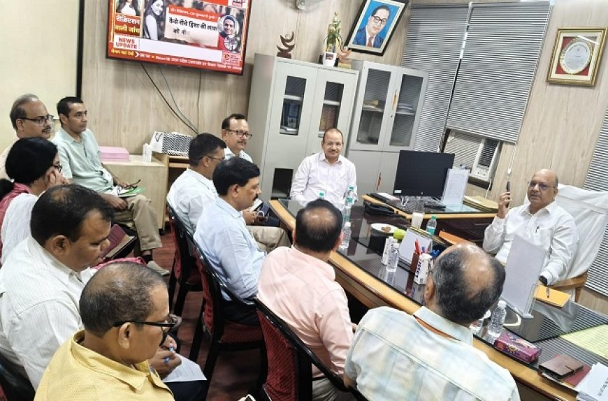 Lucknow: माध्यमिक शिक्षा निदेशक प्रताप सिंह बघेल ने पदभार ग्रहण कर परिचयात्मक बैठक की, समन्वय एवं नवाचार के माध्यम से बेहतर परिणाम का लक्ष्य। 