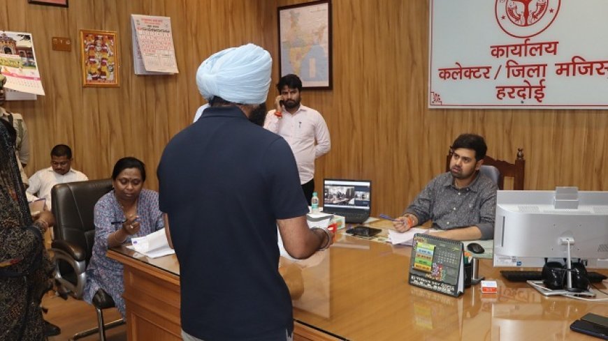Hardoi: जनसुनवाई में डीएम अनुनय झा ने सुनीं 60 शिकायतें, अधिकारियों को दिए त्वरित निस्तारण के निर्देश। 