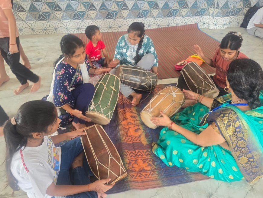 Hardoi: अस्तित्व फाउंडेशन के महिला सशक्तिकरण शिविर का दूसरा दिन: प्रतिभागियों ने सीखे आत्मरक्षा, सिलाई, नृत्य और स्वरोजगार के कौशल। 