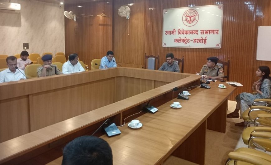 Hardoi: हाईवे पर अवैध पार्किंग बनी हादसों की वजह, डीएम अनुनय झा ने अधिकारियों को लगाई फटकार।