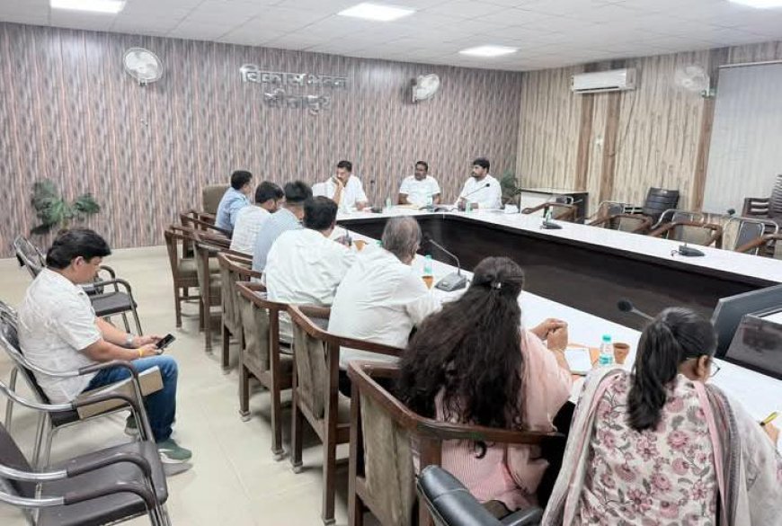 Sitapur : राशन वितरण व्यवस्था को बेहतर बनाने के लिए सांसद ने अधिकारियों के साथ की समीक्षा बैठक