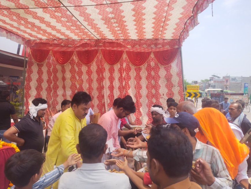 Hardoi : बड़े मंगल पर आयोजित भंडारे में उमड़ी श्रद्धालुओं की भारी भीड़