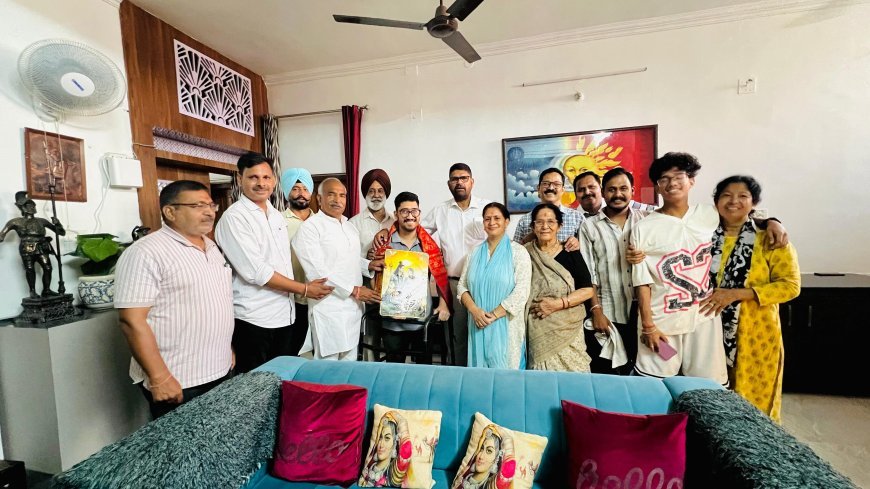 Bajpur : उत्कर्ष नेगी के राज्य कर अधिकारी बनने पर विधायक अरविंद पांडेय और बलराज पासी ने घर पहुंचकर दी बधाई