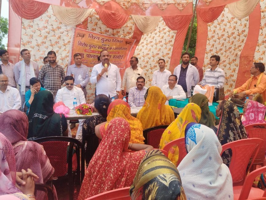 Hardoi : पशुपालन विभाग के विशेष सचिव देवेंद्र पांडे ने किया गौशालाओं का निरीक्षण, महिला दुग्ध उत्पादकों को किया सम्मानित