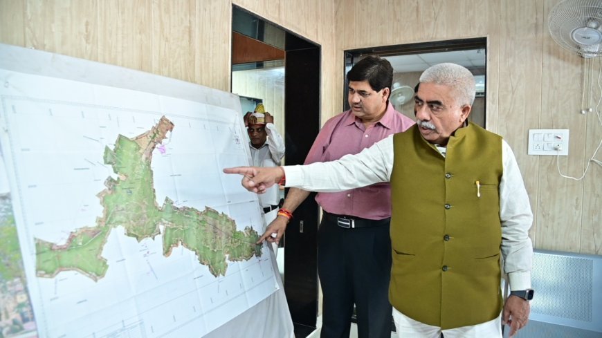 Lucknow : योगी सरकार के टेक्सटाइल हब विजन को मिल रही गति, मंत्री राकेश सचान ने पीएम मित्र मेगा टेक्सटाइल पार्क के निर्माण कार्यों का किया निरीक्षण