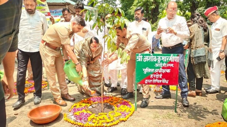 विश्व पर्यावरण दिवस पर डीएम और एसपी ने किया वृक्षारोपण, 'एक पेड़ माँ के नाम 3.0' अभियान को दिया बढ़ावा