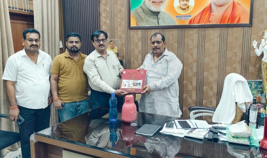 Hardoi: विधायक श्याम प्रकाश व सांसद जयप्रकाश रावत को भेंट की गई उद्यान विभाग की कॉफी टेबल बुक