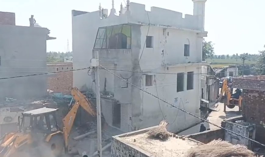 Sambhal: कब्रिस्तान की जमीन पर बनी मस्जिद पर चला बुलडोजर, प्रशासन की बड़ी कार्रवाई; ₹1.12 लाख का जुर्माना भी लगाया