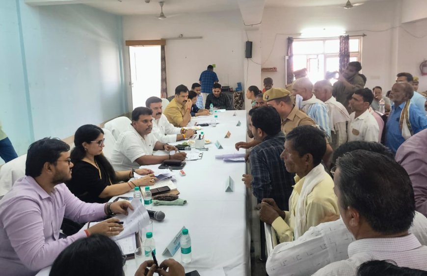Sitapur : महोली तहसील में विधायक और अधिकारियों ने सुनीं जनता की समस्याएं, मौक़े पर हुआ कई मामलों का निपटारा