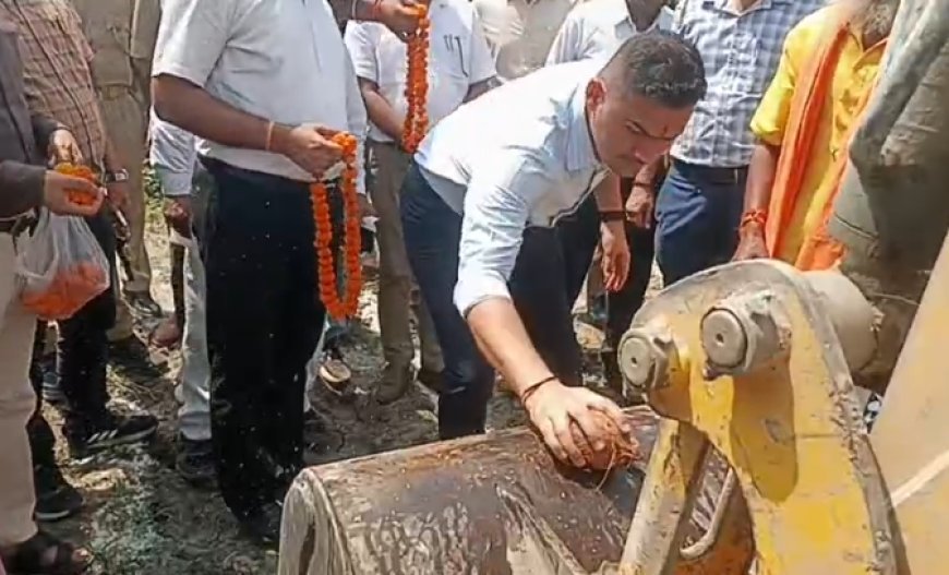 Sambhal : बर्दमार नदी को फिर मिलेगी नई जिंदगी, SP ने नारियल फोड़कर किया पुनरुद्धार अभियान का शुभारंभ