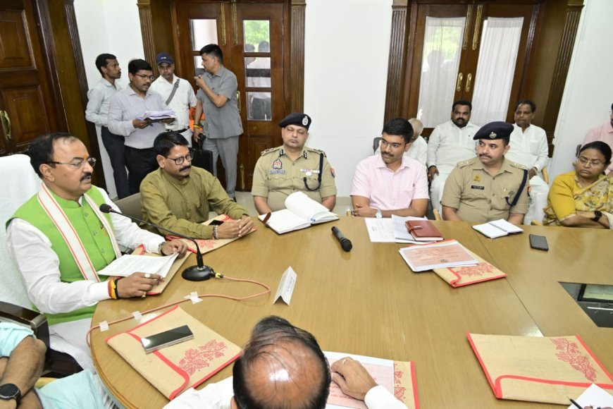 Agra : केशव प्रसाद मौर्य के आगमन पर जनप्रतिनिधियों ने किया स्वागत, विकास कार्यों और कानून व्यवस्था की समीक्षा