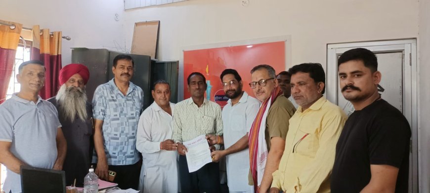 Bajpur: नए गैस कनेक्शन जारी करने को लेकर प्रबंधन को ज्ञापन सोपा 