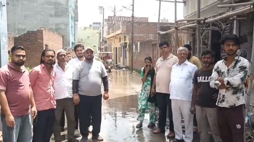 Sambhal: ईद से जलभराव से बेहाल मौहल्ला, प्रदर्शन पर उतरे लोग; बोले– अधिकारी सुनने को तैयार नहीं