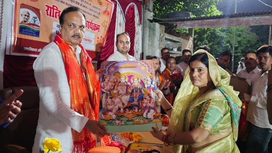 Hardoi : सवायजपुर विधायक ने भुसेहरा गांव में लगाई रात्रि चौपाल, ग्रामीणों से संवाद कर सुनीं समस्याएं