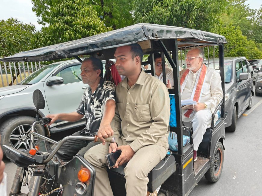 Lucknow : ई-रिक्शा से कार्यालय पहुंचे वित्त मंत्री सुरेश कुमार खन्ना, लोगों से की ईंधन बचाने की अपील