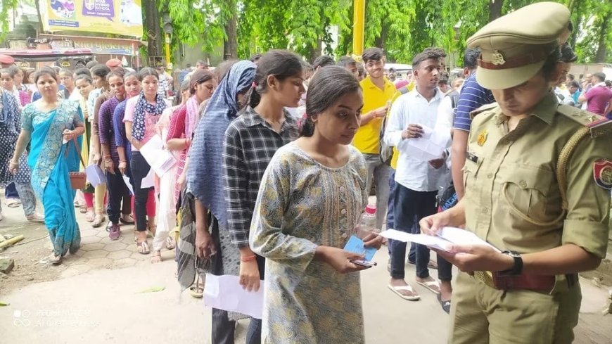 Lucknow : उत्तर प्रदेश पुलिस सिपाही भर्ती परीक्षा शुरू, 75 जिलों में करीब 29 लाख अभ्यर्थी देंगे परीक्षा