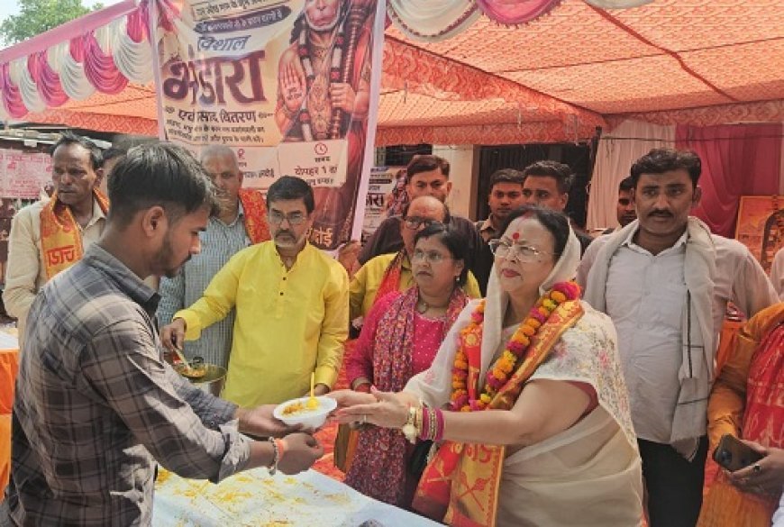 हरदोई में षष्ठम बड़े मंगल पर जगह-जगह भंडारों का आयोजन, जिला पंचायत अध्यक्ष ने वितरित किया प्रसाद