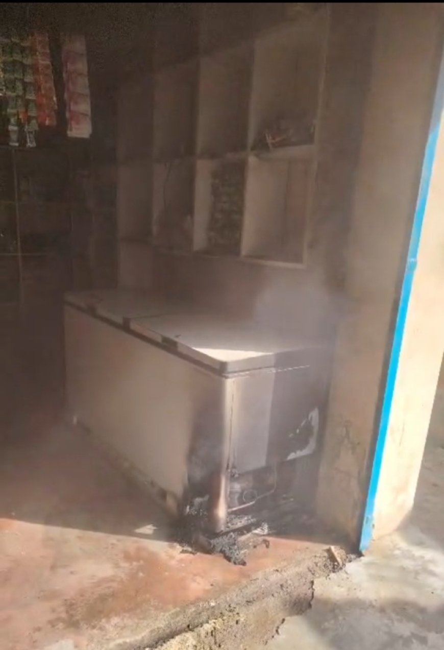 Sitapur : खैराबाद में किराना दुकान के फ्रिज में शॉर्ट सर्किट से लगी आग, दुकानदार की समझदारी से बचा लाखों का सामान