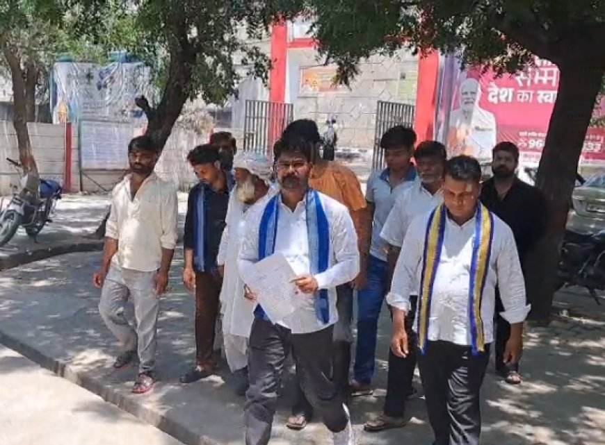 Deoband : भैंस चोरों की गिरफ्तारी न होने पर आक्रोश, आजाद समाज पार्टी और भीम आर्मी ने घेरा दफ्तर