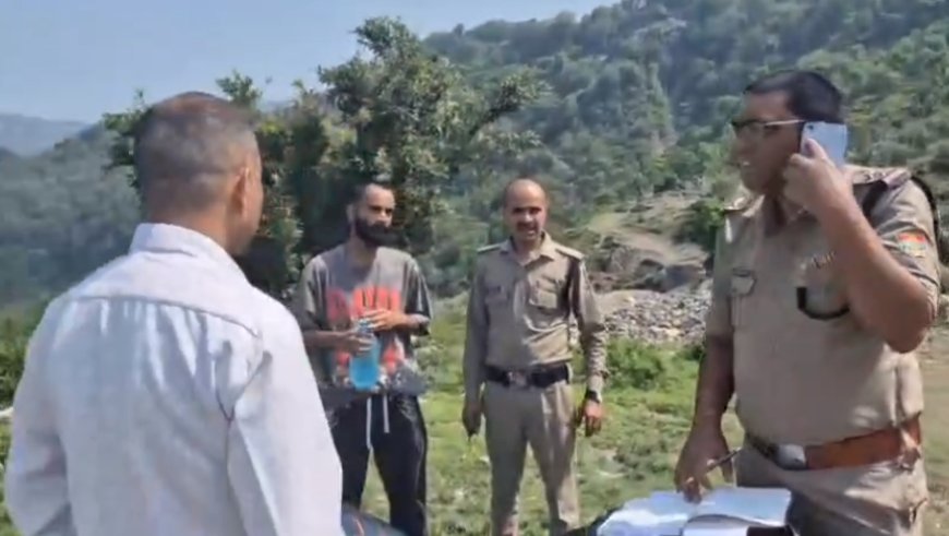Mussoorie: मसूरी में बड़ा हादसा: झड़ीपानी शॉर्टकट मार्ग पर गहरी खाई में गिरी कार, चार लोग सवार