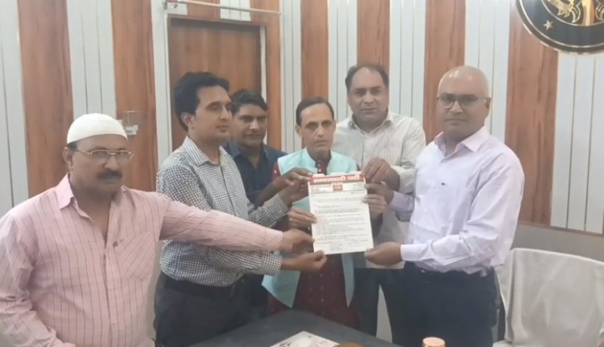 Sambhal: मुहर्रम से पहले सपा का हल्ला बोल: टूटी सड़कें, बंद प्याऊ और आवारा कुत्तों के आतंक पर प्रशासन को सौंपा 5 सूत्रीय ज्ञापन
