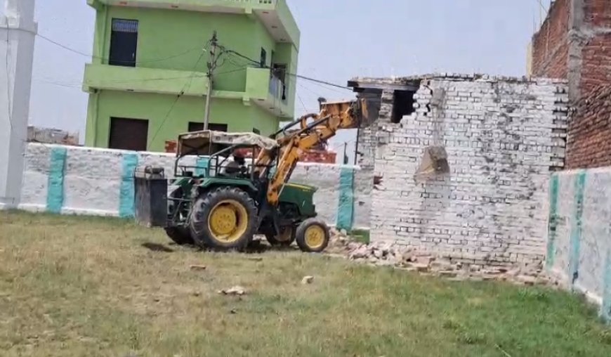 Sambhal: सरकारी रास्ते पर बनी ईदगाह की अवैध दीवार पर चला बुलडोजर, प्रशासन ने कोठरी भी कराई ध्वस्त