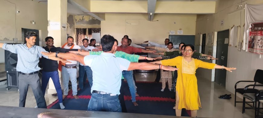 Hathras: 12वें अंतर्राष्ट्रीय योग दिवस पर राजकीय आयुर्वेदिक चिकित्सालय में बताये योग के लाभ  