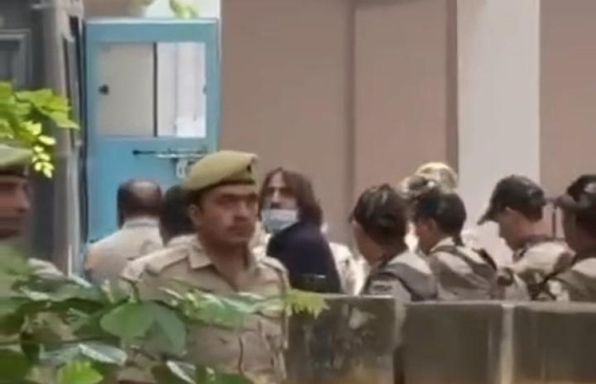 Deoband : डॉक्टर पर हमले के मामले में कुख्यात गैंगस्टर नीरज बवाना की देवबंद कोर्ट में पेशी, छावनी में बदला कचहरी परिसर