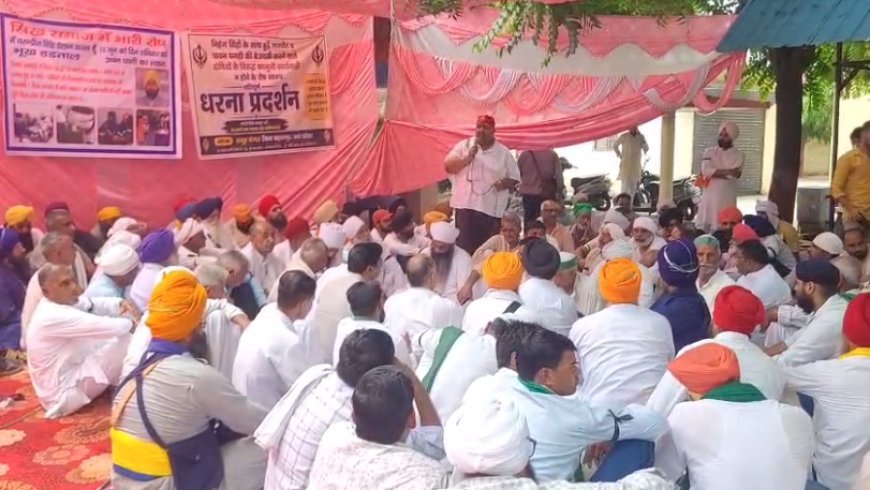 Deoband: निहंग सिंद्यों की हमलावरों की गिरफतारी न होने के विरोध में समूह संगत ने दिया धरना