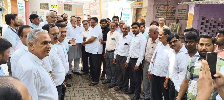 Hathras: निबंधन कार्यालयों के निजीकरण के विरोध में तीसरे दिन भी हड़ताल जारी, एसडीएम को सौंपा ज्ञापन