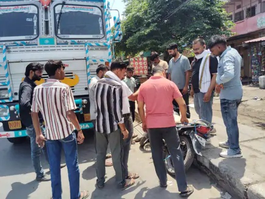 Hathras: बेकाबू ट्रक ने खड़ी बाइक को मारी टक्कर हजारों का नुकसान