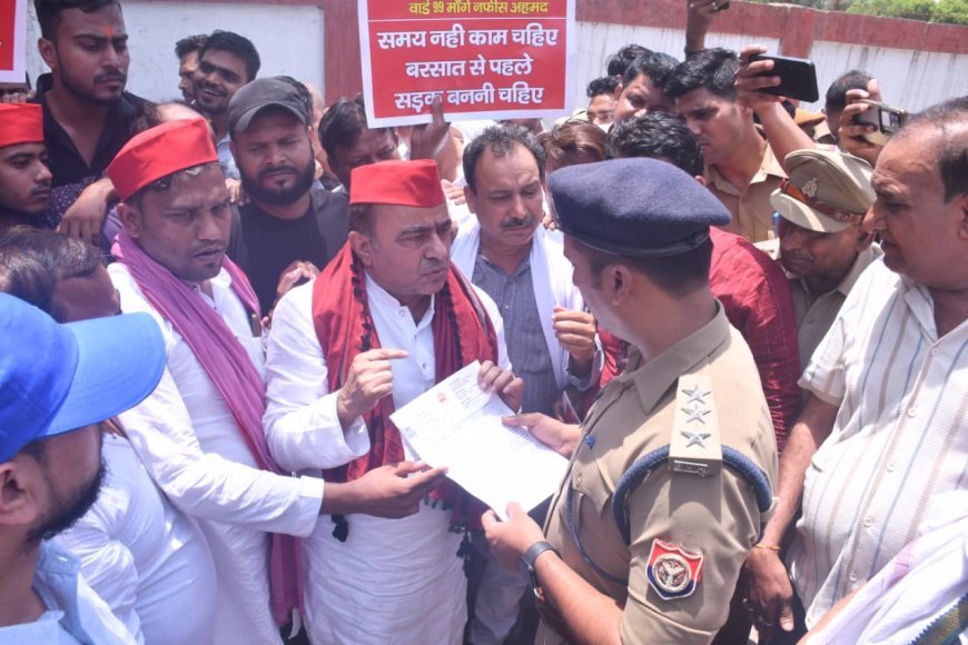 सड़क के गड्ढे में उतरे सपा विधायक हसन रूमी, भाजपा सरकार के खिलाफ किया अनोखा प्रदर्शन