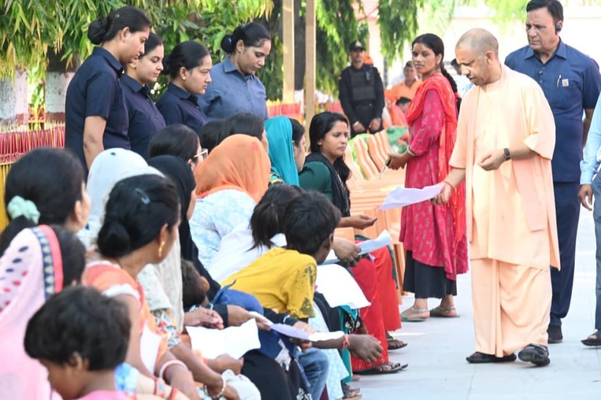 ‘किसी को परेशान होने की जरूरत नहीं’ : जनता दर्शन में सीएम योगी ने दिया मदद और आवास का भरोसा