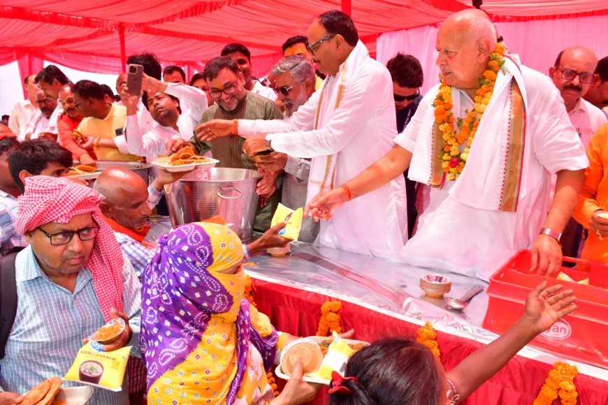 Lucknow : बड़े मंगल पर कृषि मंत्री सूर्य प्रताप शाही ने कराया विशाल भंडारा, उपमुख्यमंत्री और मंत्रियों सहित हजारों लोगों ने लिया प्रसाद