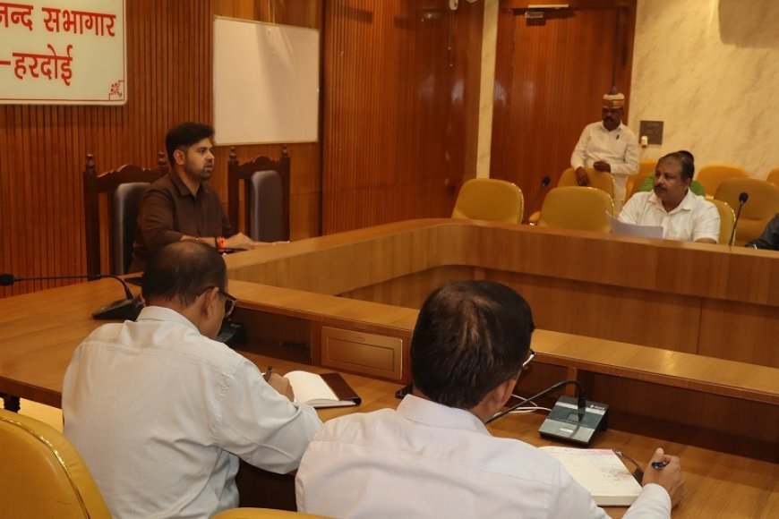 निपुण भारत की समीक्षा बैठक में डीएम ने दिए निर्देश, गुणवत्तापूर्ण शिक्षा और छात्र नामांकन पर जोर