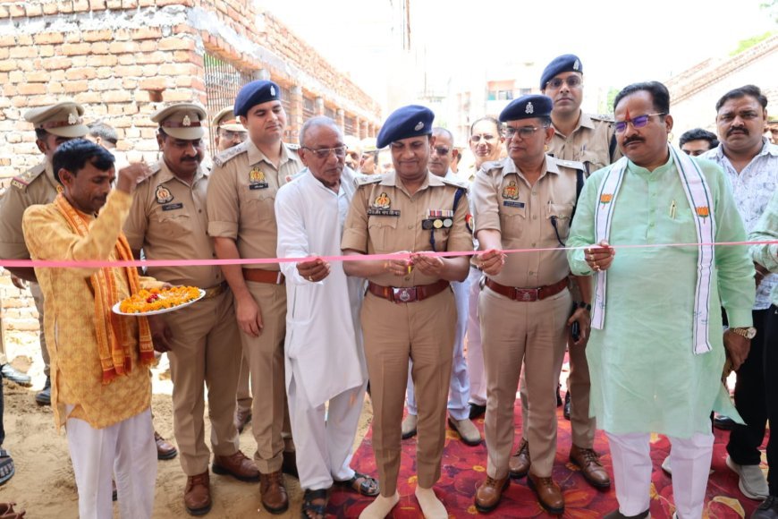 Hathras : हाथरस के हसायन थाने में बनी नई पुलिस बैरक का पुलिस अधीक्षक ने किया उद्घाटन