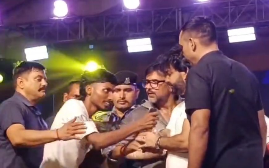 Ballia : जन्मदिन समारोह के दौरान भोजपुरी स्टार पवन सिंह और रवि किशन को देखने उमड़ी भीड़ बेकाबू, पुलिस ने भांजी लाठियाँ