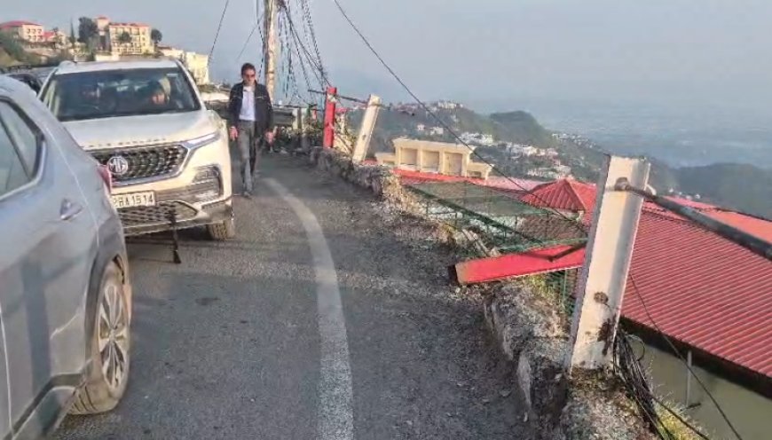Mussoorie : मसूरी-देहरादून मार्ग पर मासोनिक लॉज के पास टूटी सुरक्षा दीवार बढ़ा रही दुर्घटना का जोखिम, लोग चिंतित