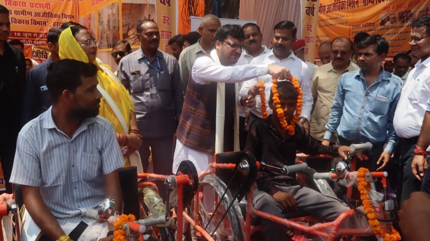 Hardoi : गांधी भवन में केंद्र सरकार के 12 वर्ष पूरे होने पर विकास प्रदर्शनी शुरू, राज्य मंत्री ने बांटे ट्रैक्टर और ट्राई साइकिल