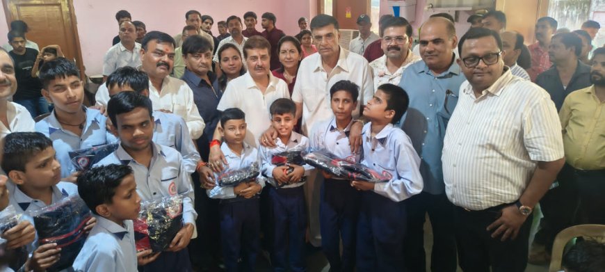 Kanpur : कानपुर अंध विद्यालय में 100 दृष्टिबाधित बच्चों को बांटे गए ट्रैकसूट, संस्था ने दिया हर संभव मदद का भरोसा