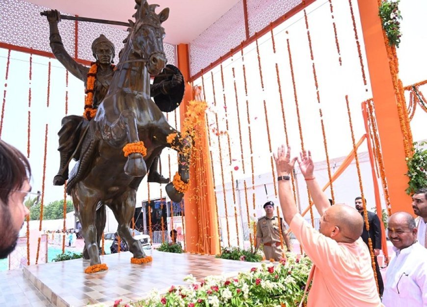 मुख्यमंत्री ने किया वीरांगना झलकारी बाई की अश्वारोही प्रतिमा का अनावरण, सीएम के हाथों चेक, चाबी, स्वीकृति पत्र पाकर प्रफुल्लित हुए लाभार्थी  
