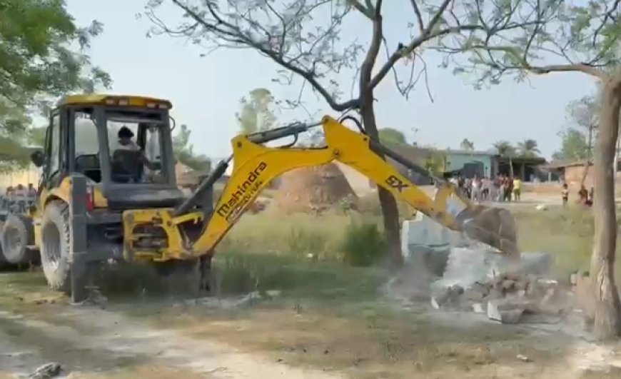 Sambhal : सम्भल में बुलडोजर का एक्शन- ग्राम समाज की 7 बीघा जमीन कब्जामुक्त, अवैध मजारें ध्वस्त
