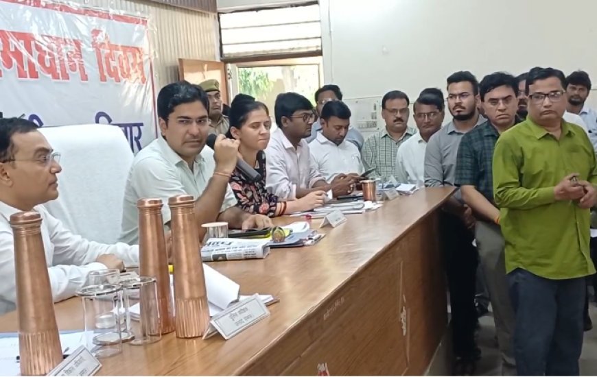 Sambhal : संपूर्ण समाधान दिवस में गुटखा चबाते मिले जिला चकबंदी अधिकारी, डीएम ने मौके पर लगाया 200 रुपये का जुर्माना